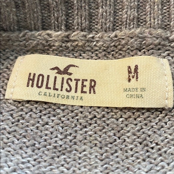 Hollister Cotton Blend Oatmeal Colour Sweater with Polar Bear Design Size M - Picture 3 of 11
